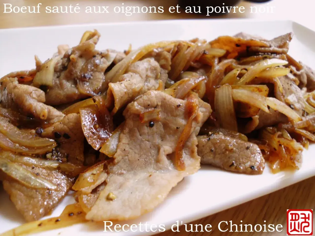 Boeuf sauté aux oignons, un plat savoureux et parfumé, prêt à être dégusté.