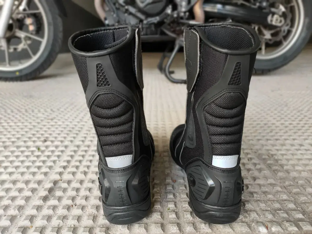 Botas de moto negras, un elemento que es obligatorio llevar en la moto para proteger tus pies.