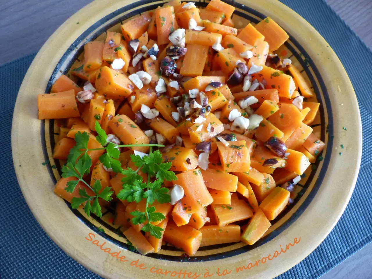 Salade de carottes à la marocaine, coupées en dés et garnies de persil frais et de noisettes concassées. Un délice coloré.