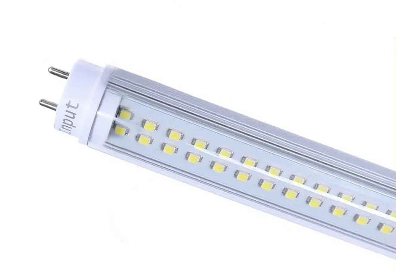 Świetlówka LED z napisem "Input" na jednym końcu. Zastanawiasz się, czy to świetlówka led zasilanie jednostronne czy dwustronne?