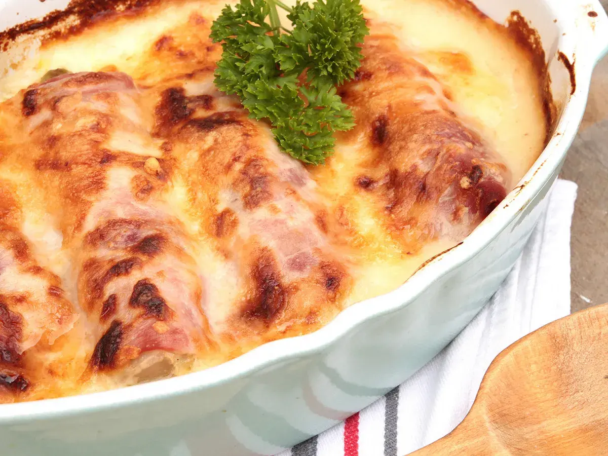 Escalope savoyarde gratinée, dorée et savoureuse, garnie d'une touche de persil frais. Un délice réconfortant.