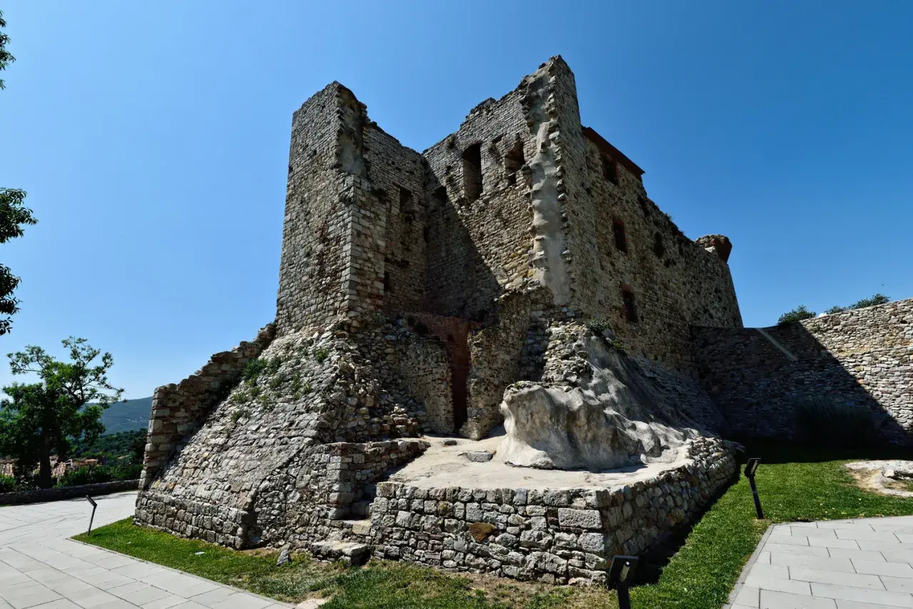 Rovine di un castello in pietra a Suvereto, dove si trova questo luogo storico.