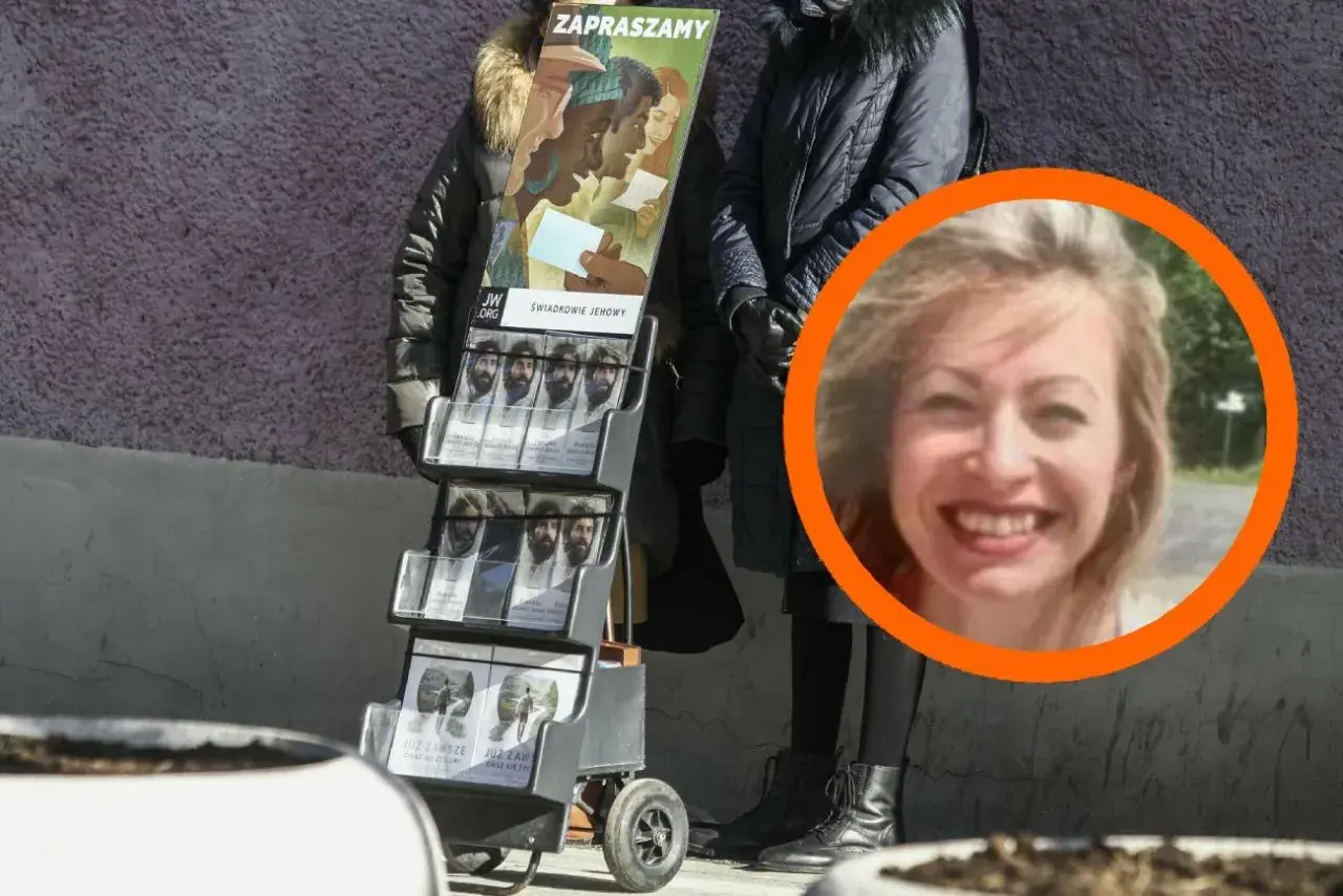 Uśmiechnięta kobieta na zdjęciu, obok wózka z literaturą Świadków Jehowy.