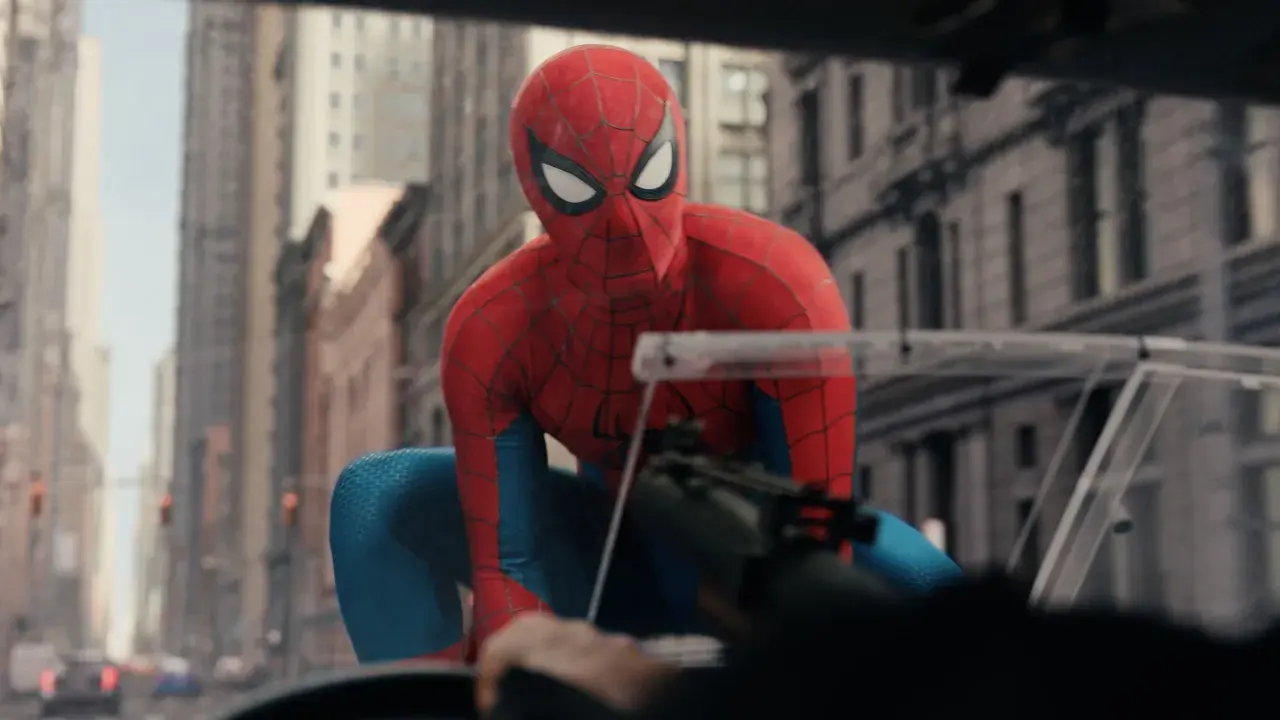 Spider-Man, dans son costume rouge et bleu, se prépare à l'action dans ce nouveau marvel. Il est accroupi, prêt à bondir, au milieu d'une rue de New York.