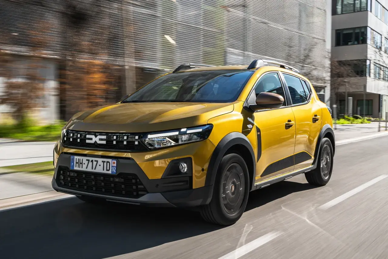 Dacia Sandero Stepway gialla in movimento, l'auto a gpl più affidabile per le tue avventure urbane.