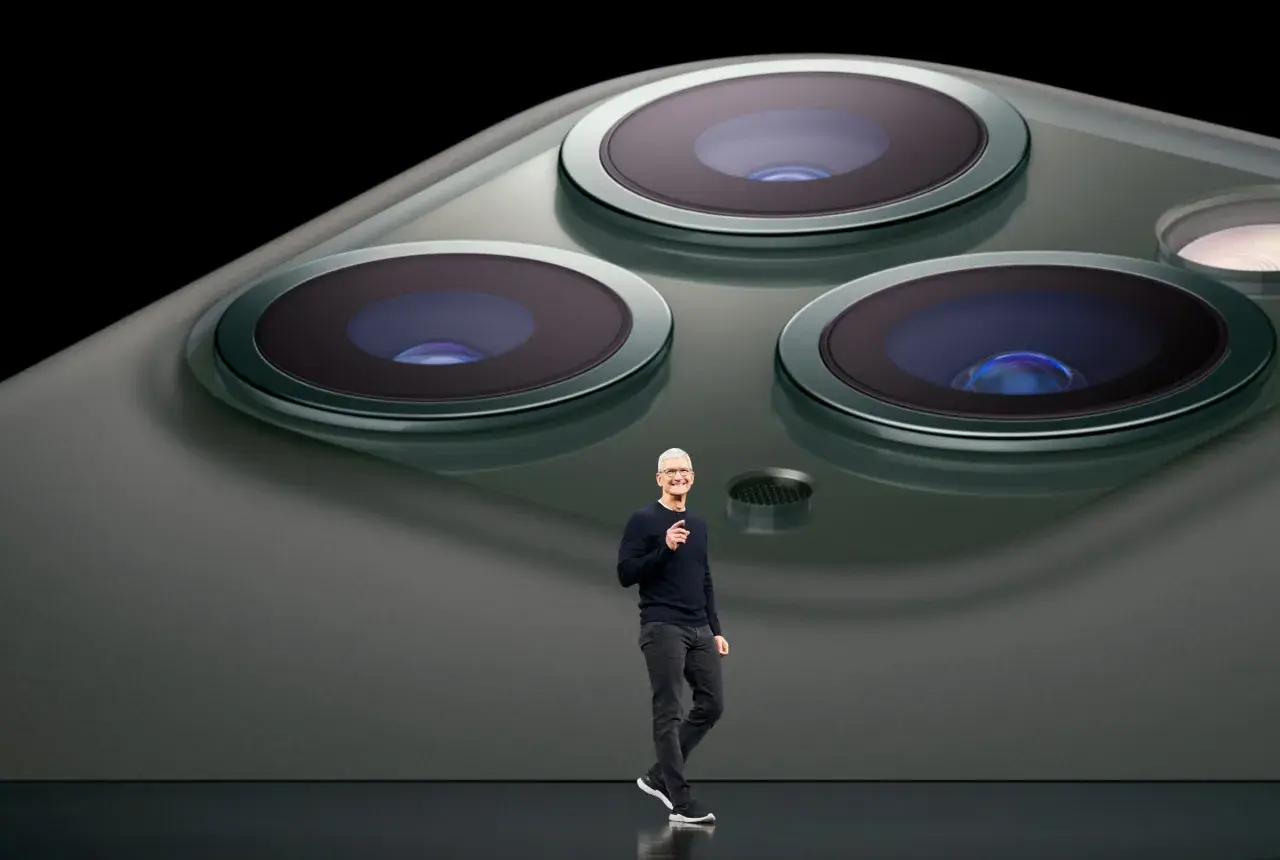 Tim Cook devant le module caméra d'un iPhone 11 Pro Max.