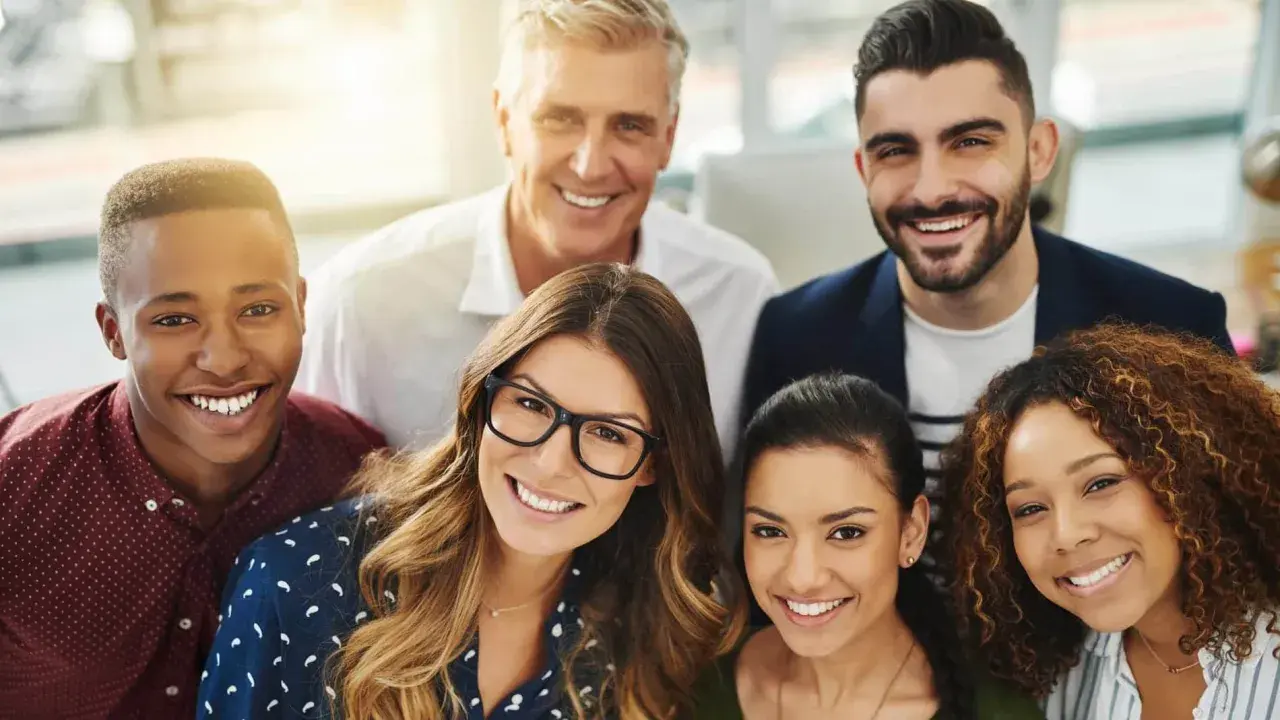 Un gruppo di persone sorridenti, con volti **particolari** e **positivi**. Un team **preparato** e **pimpante**.