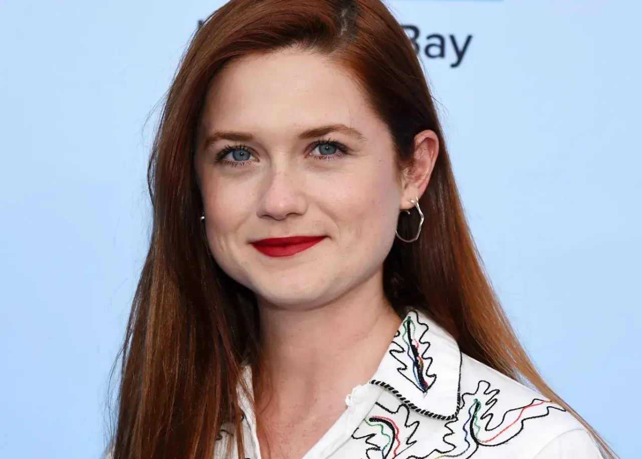 Bonnie Wright, znana z roli Ginny Weasley, prezentuje się promiennie. Jej wiek dodaje jej uroku.