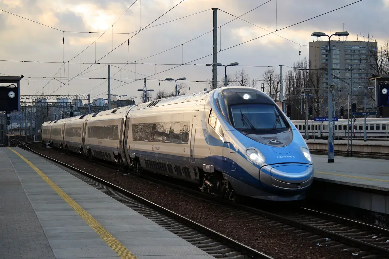 Pendolino, pociąg PKP Intercity, zbliża się do peronu. Jego oznaczenie to 2 370 105-1.