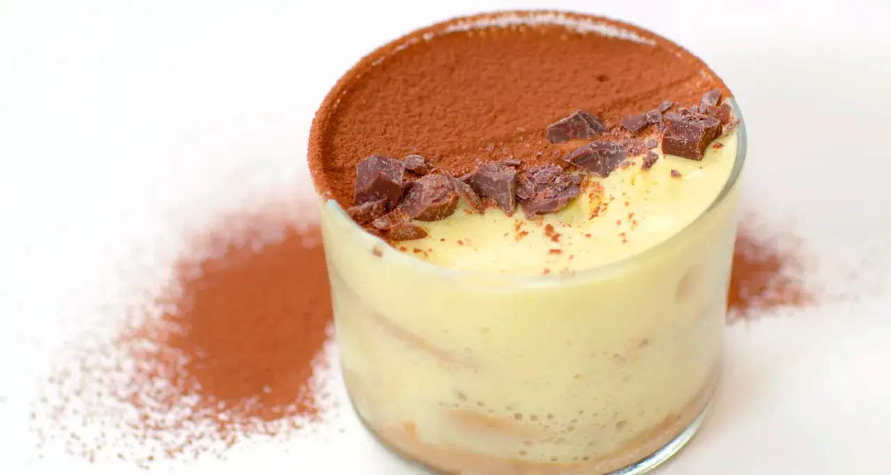 Un bicchiere di tiramisù classico, con crema soffice, cacao e scaglie di cioccolato. Perfetto per chi cerca una ricetta facile e golosa.