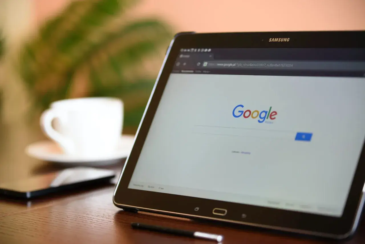 Tablet z wyszukiwarką Google. Dowiedz się, jak wylogować się z konta Google na wszystkich urządzeniach, by zwiększyć bezpieczeństwo.