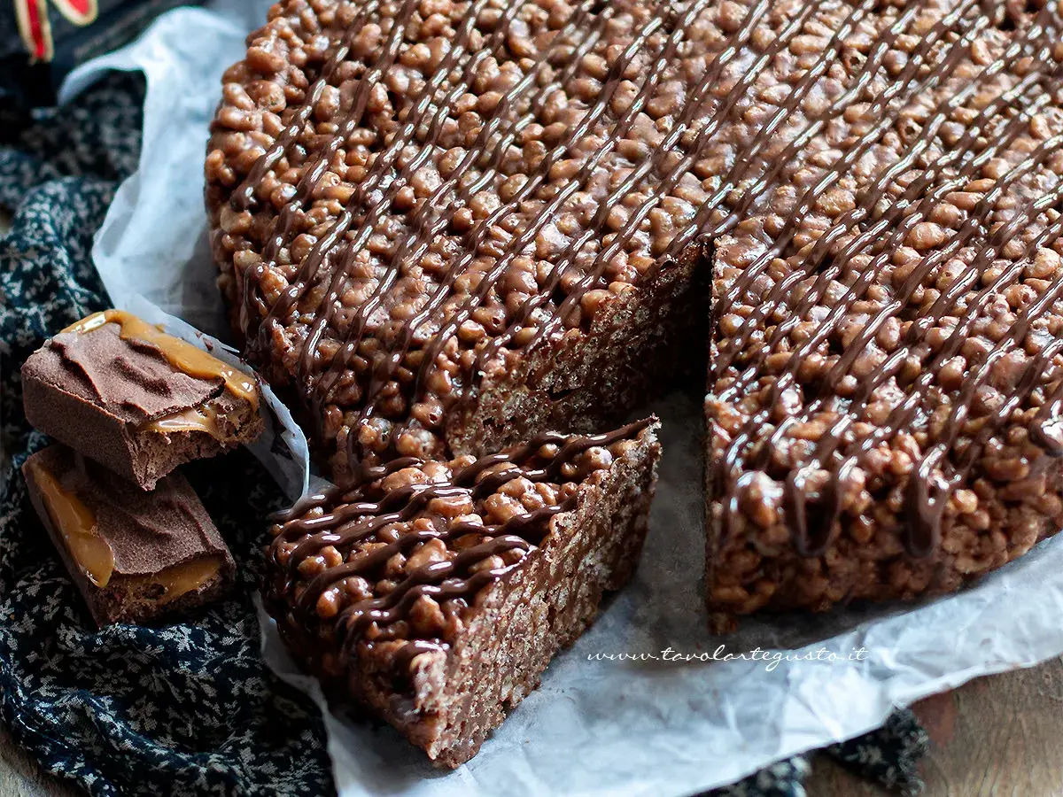 Una golosa torta Mars, con riso soffiato e cioccolato, decorata con caramello e cacao.