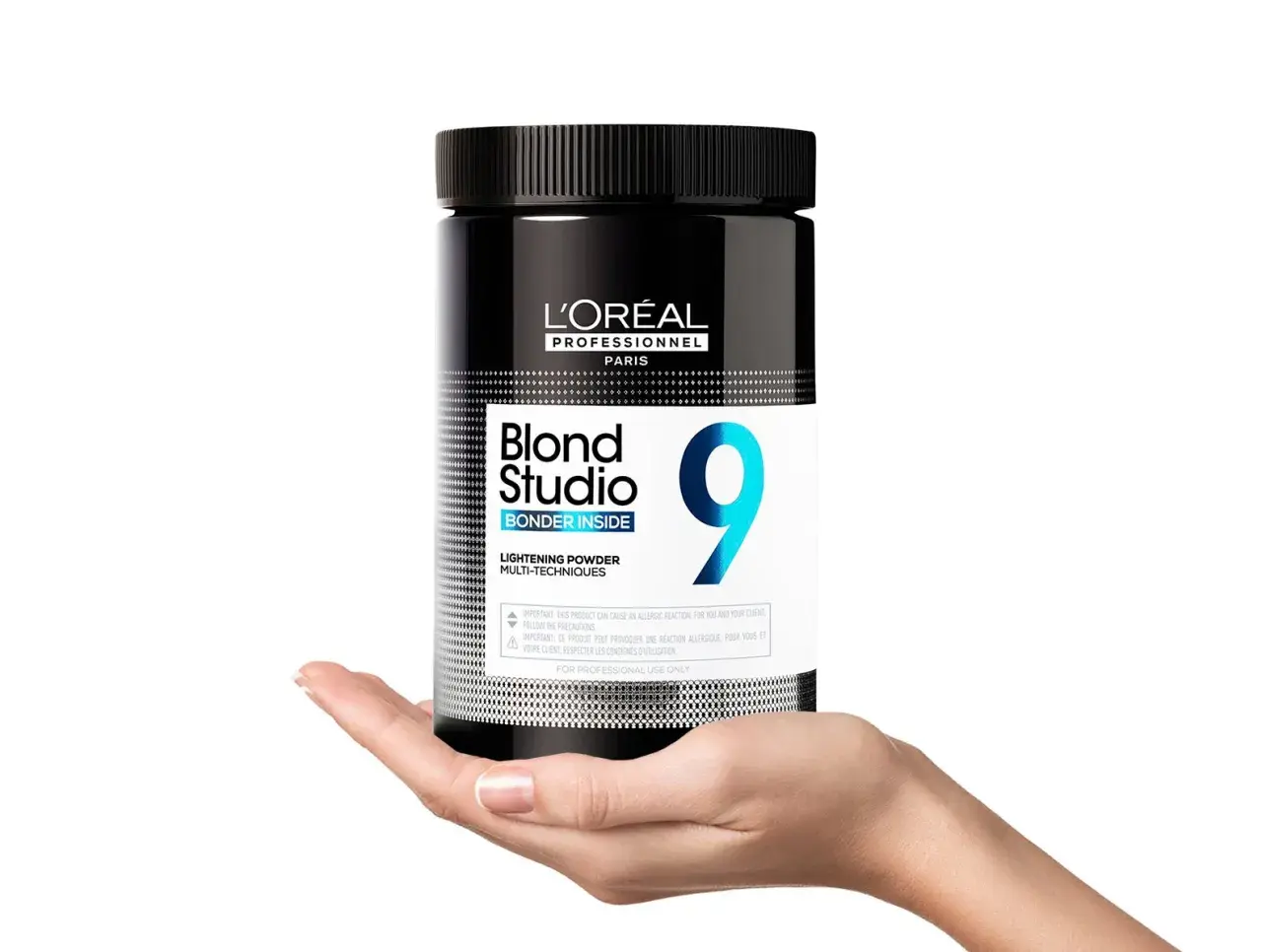 Pelo rubio perfecto en casa con Blond Studio de L'Oréal. Polvo decolorante para un rubio radiante.