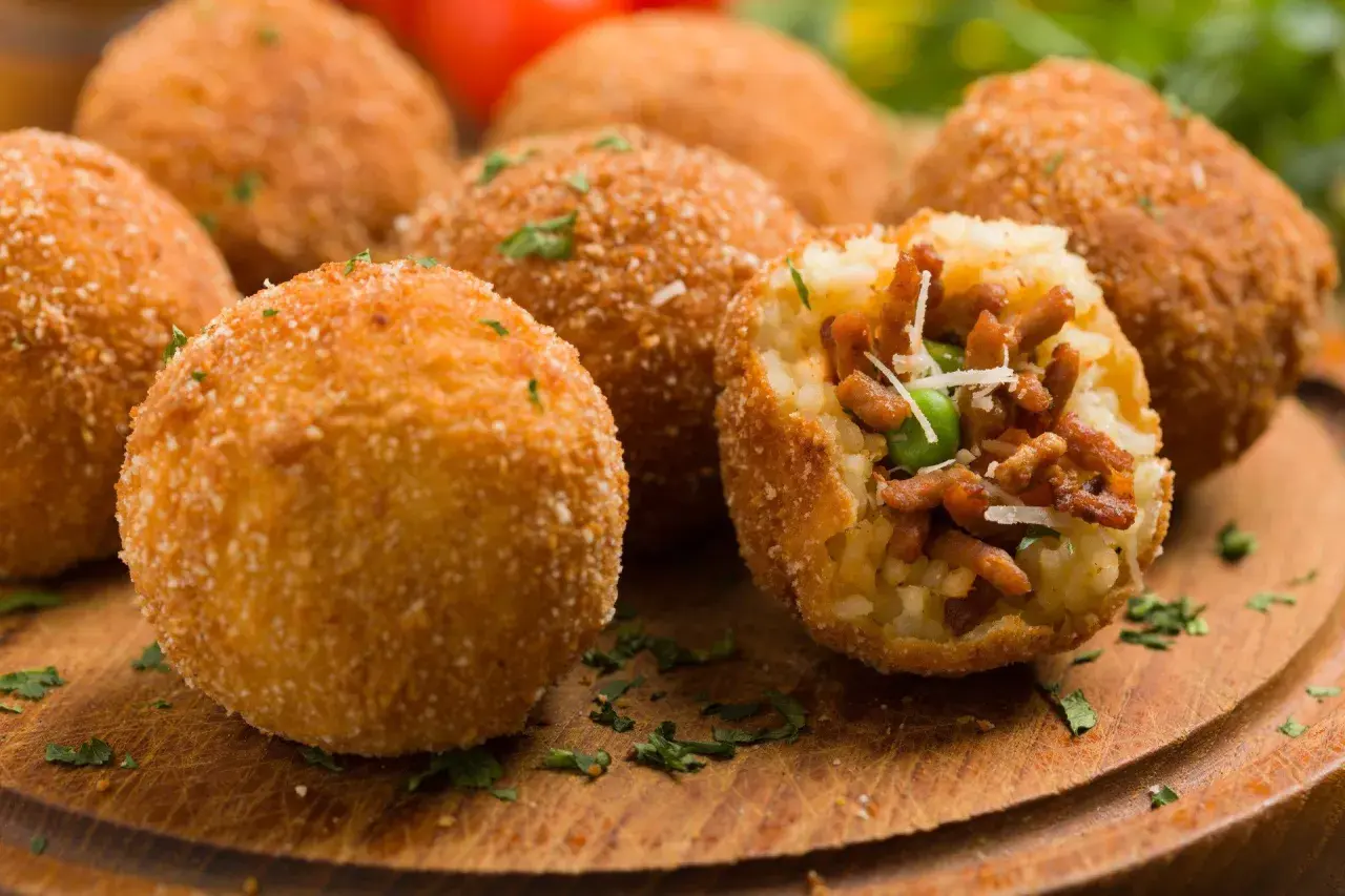 Chrupiące arancini, idealne do kuchni włoskiej przepisy. W środku pyszne nadzienie z mięsa i groszku.