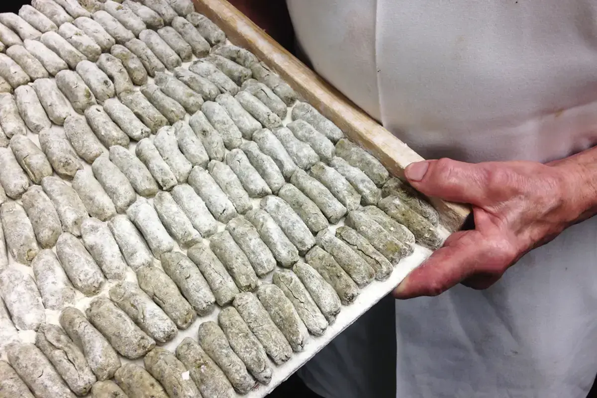 Vassoio pieno di malfatti alla pavese pronti per essere cotti. Un'autentica ricetta tradizionale.