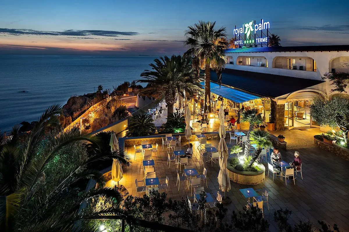 Serata al Royal Palm, hotel 4 stelle a Forio d'Ischia, con vista mare e un'accogliente terrazza illuminata.