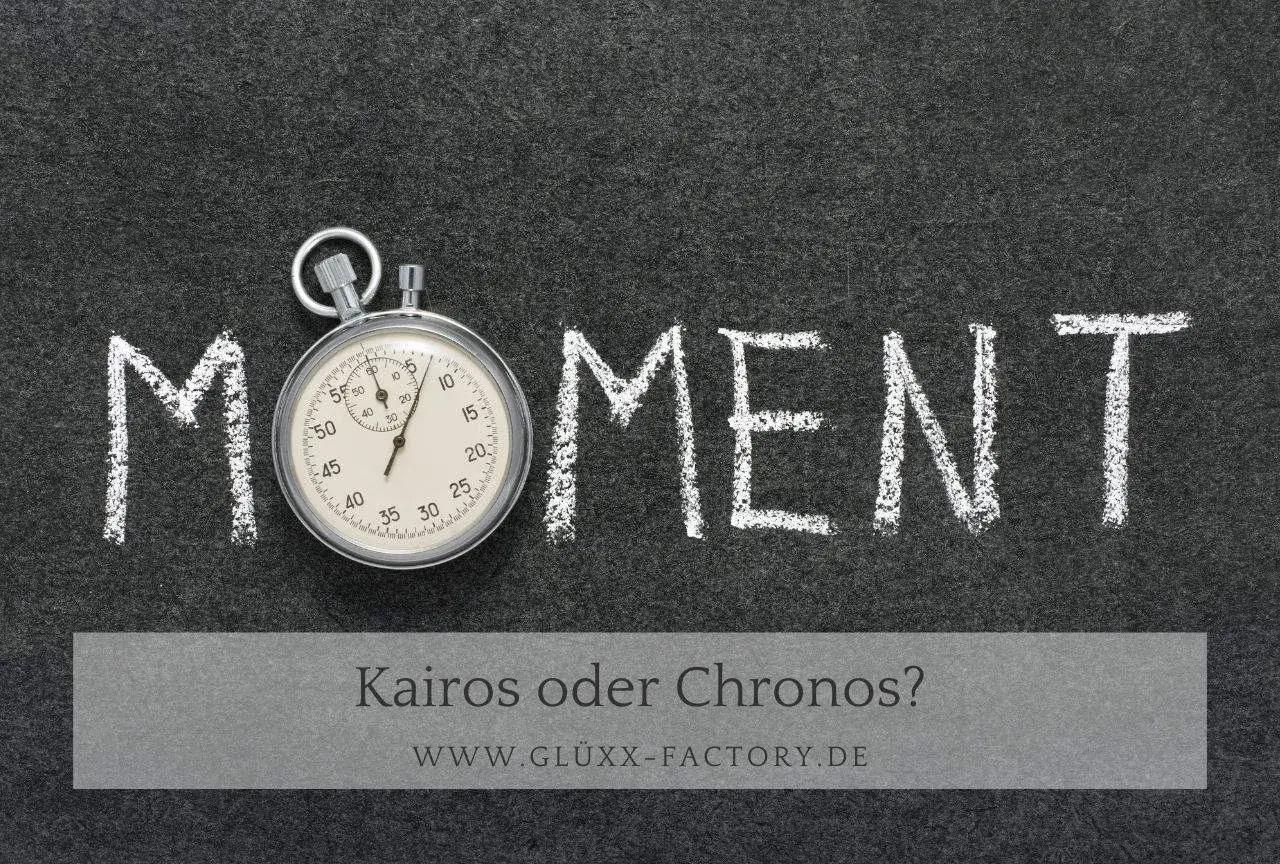 Stoppuhr neben dem Wort "MOMENT" geschrieben mit Kreide. Die Zeit ist jetzt, die richtige Gelegenheit zu ergreifen.