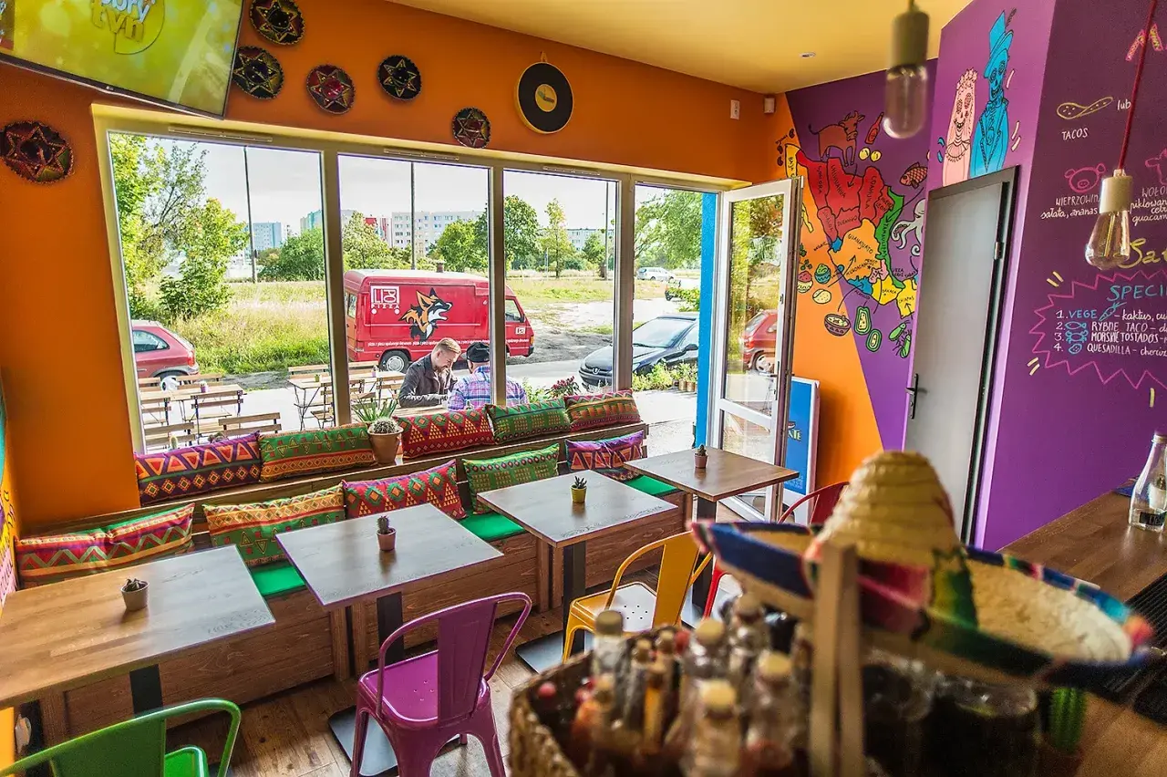 Kolorowa restauracja z kącikiem dla dzieci w Gdańsku. Wesołe meksykańskie dekoracje, wygodne kanapy i stoliki zapraszają na pyszne tacos.