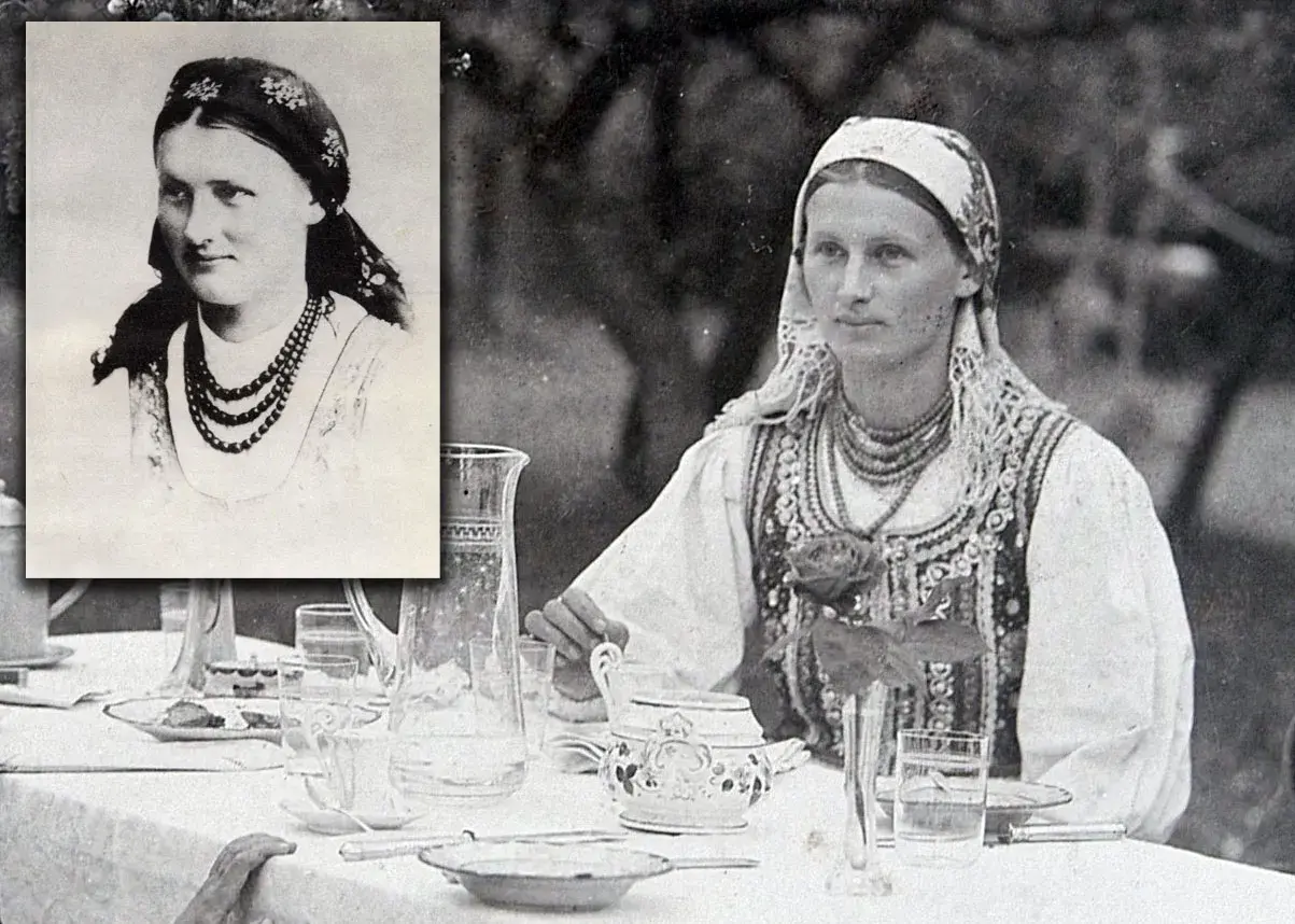 Lucjan Rydel i Jadwiga Mikołajczykówna w strojach ludowych, siedzą przy stole nakrytym do herbaty.