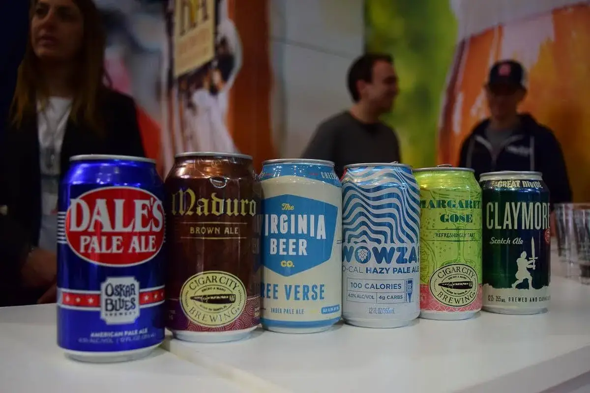 Sei lattine di birre americane famose, tra cui Dale's Pale Ale e Maduro Brown Ale, in esposizione.