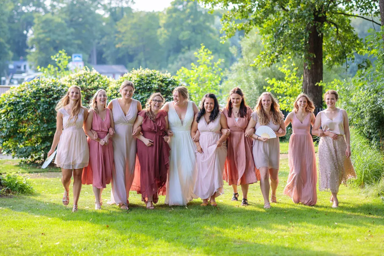 Brautjungfern in zarten Rosatönen und ein Brautkleid – so zieht man zur Hochzeit an! Sie strahlen in der Sonne.