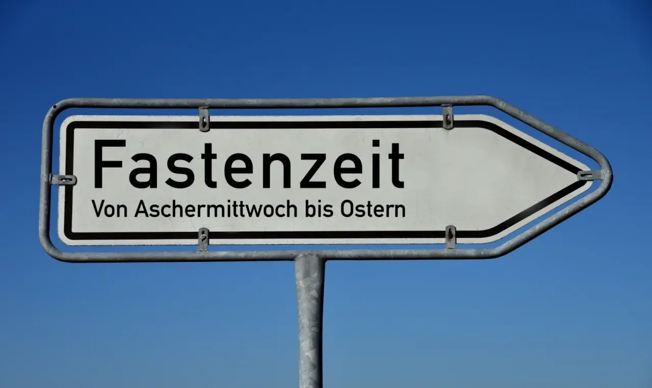 Wann endet die Fastenzeit? Dieses Schild zeigt: Von Aschermittwoch bis Ostern.