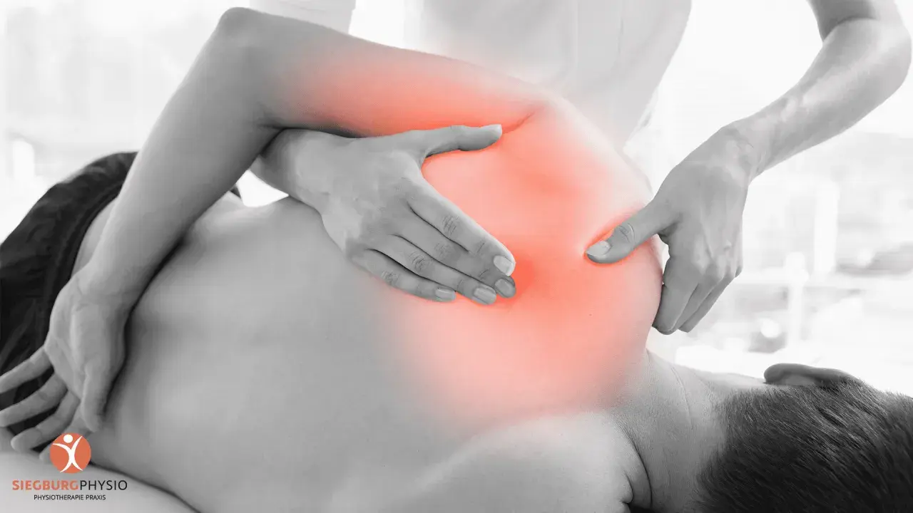 Physiotherapeut behandelt Schmerzen im Schulterbereich, wo ein nerv eingeklemmt sein könnte. Rote Bereiche zeigen die schmerzende Zone.