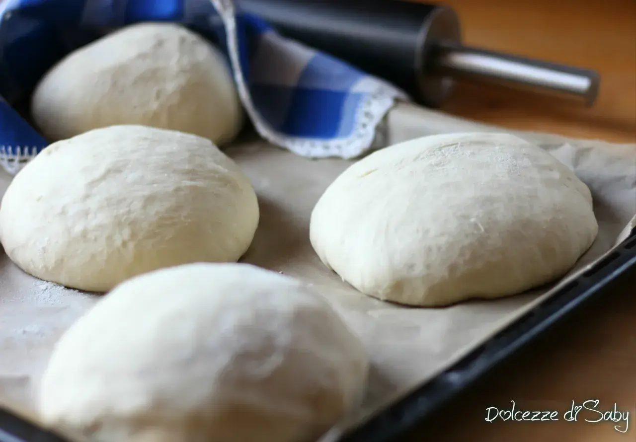 Impasti per pizza pronti per la lievitazione. La domanda è: quanto lievito per 1 kg di farina per pizza?