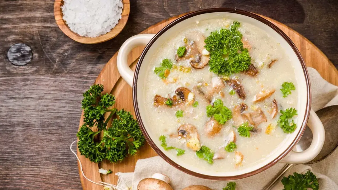 Cremige Champignoncremesuppe, zubereitet im Thermomix, ist eine köstliche Low-Carb-Mahlzeit, garniert mit Petersilie.