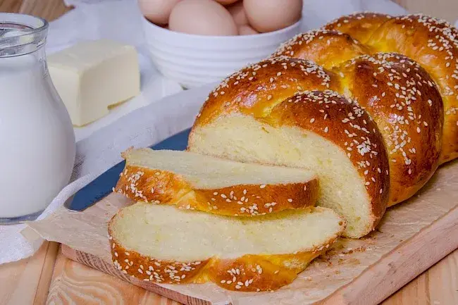 Ile kcal ma chałka? Poznaj dokładną wartość kaloryczną pieczywa