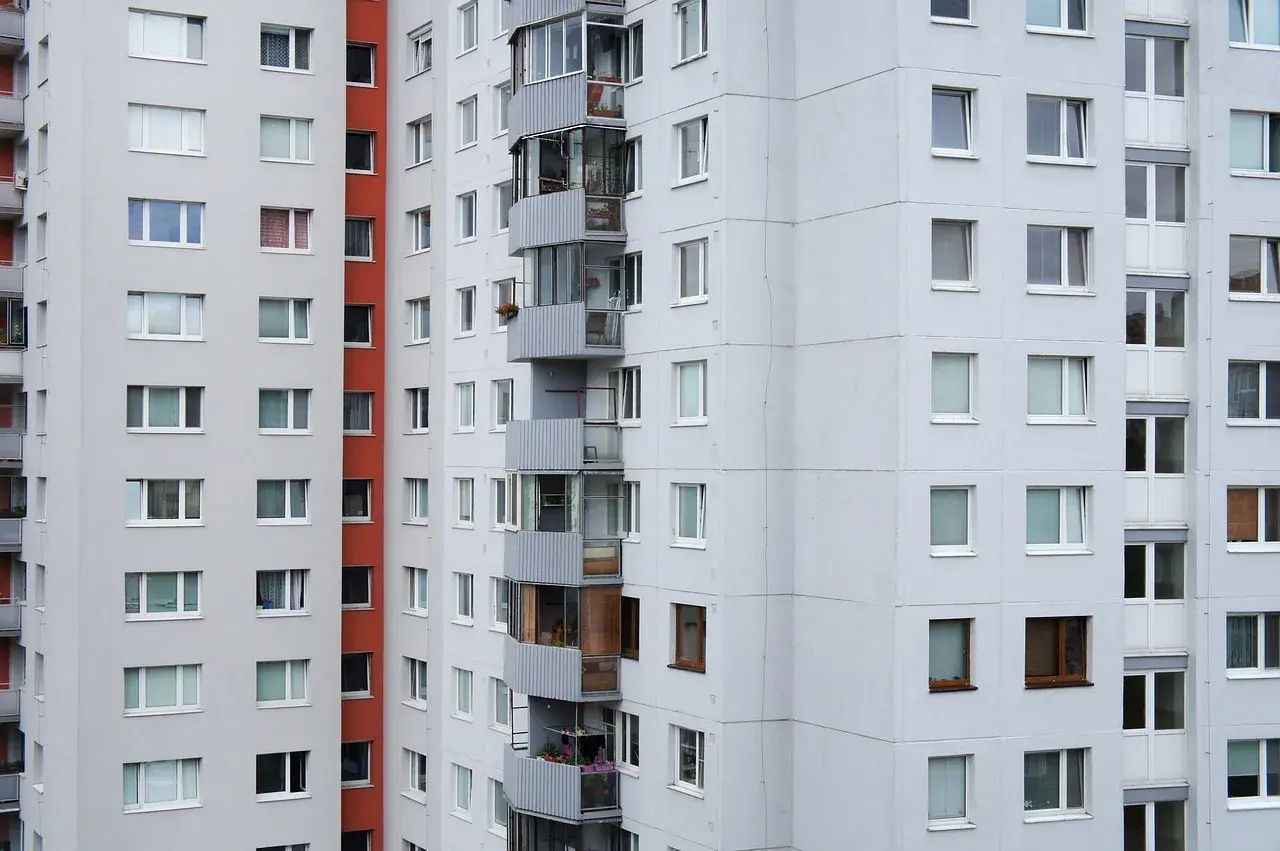 Koszty budowy bloku mieszkalnego: Zaskakująco niskie lub wysokie wydatki?