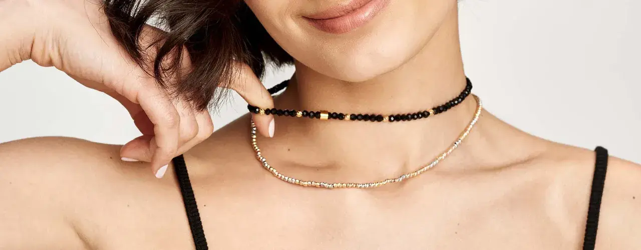 Jak nazywa się naszyjnik tuż przy szyi? Poznaj choker i stylizuj!