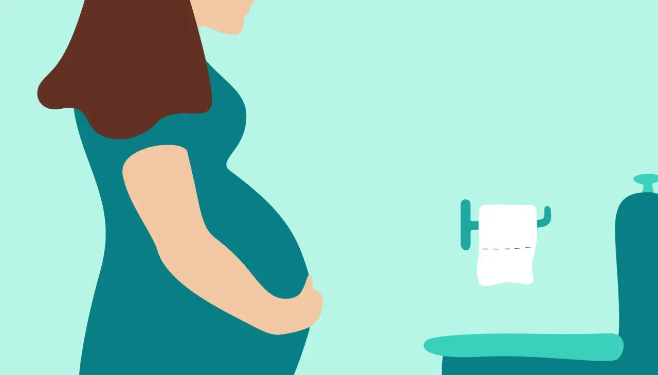 Femme enceinte tenant son ventre, près de toilettes avec papier. Une situation courante pour une femme enceinte qui cherche un laxatif doux.
