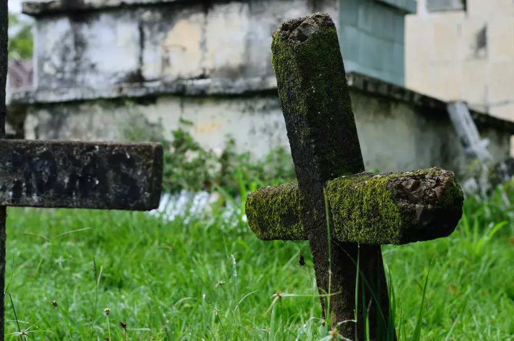 Czy można przynosić rzeczy z cmentarza do domu? Etyka i przesądy