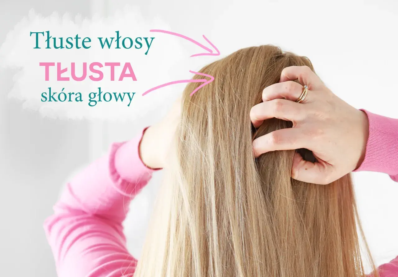 Dłonie wplatają się w blond włosy, wskazując na problem przetłuszczającej się skóry głowy. Szukasz rozwiązania co na przetłuszczające się włosy?