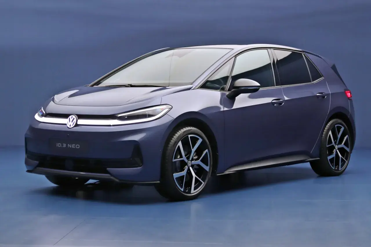 Niebieski Volkswagen ID.3 Neo z nowoczesnymi światłami LED i stylowymi felgami stoi na niebieskim tle.