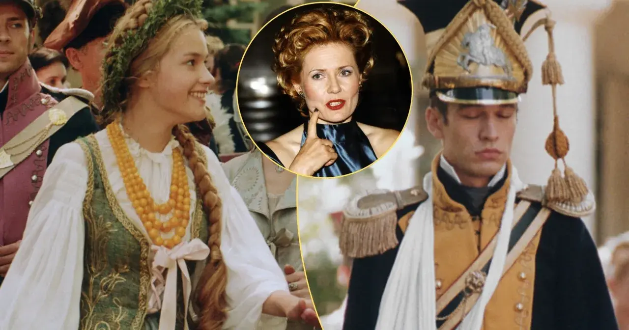 Młoda dziewczyna w wianku i żołnierz w mundurze z epoki, przypominający scenę z filmu "Pan Tadeusz". W tle kobieta w okręgu.