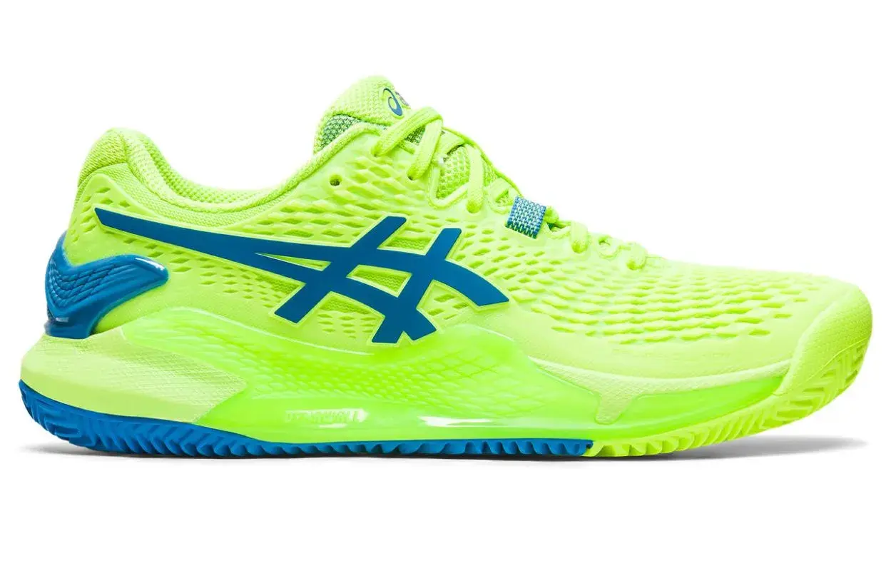 Jaskrawożółty but tenisowy Asics z niebieskimi detalami. Sprawdź asics rozmiarówka, by dobrać idealny model.