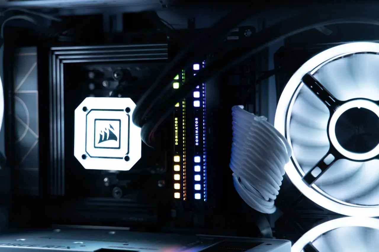 Corsair iCUE erkennt RAM nicht. RGB-Lüfter und beleuchtete Dominator-RAM-Riegel in einem PC-Gehäuse.