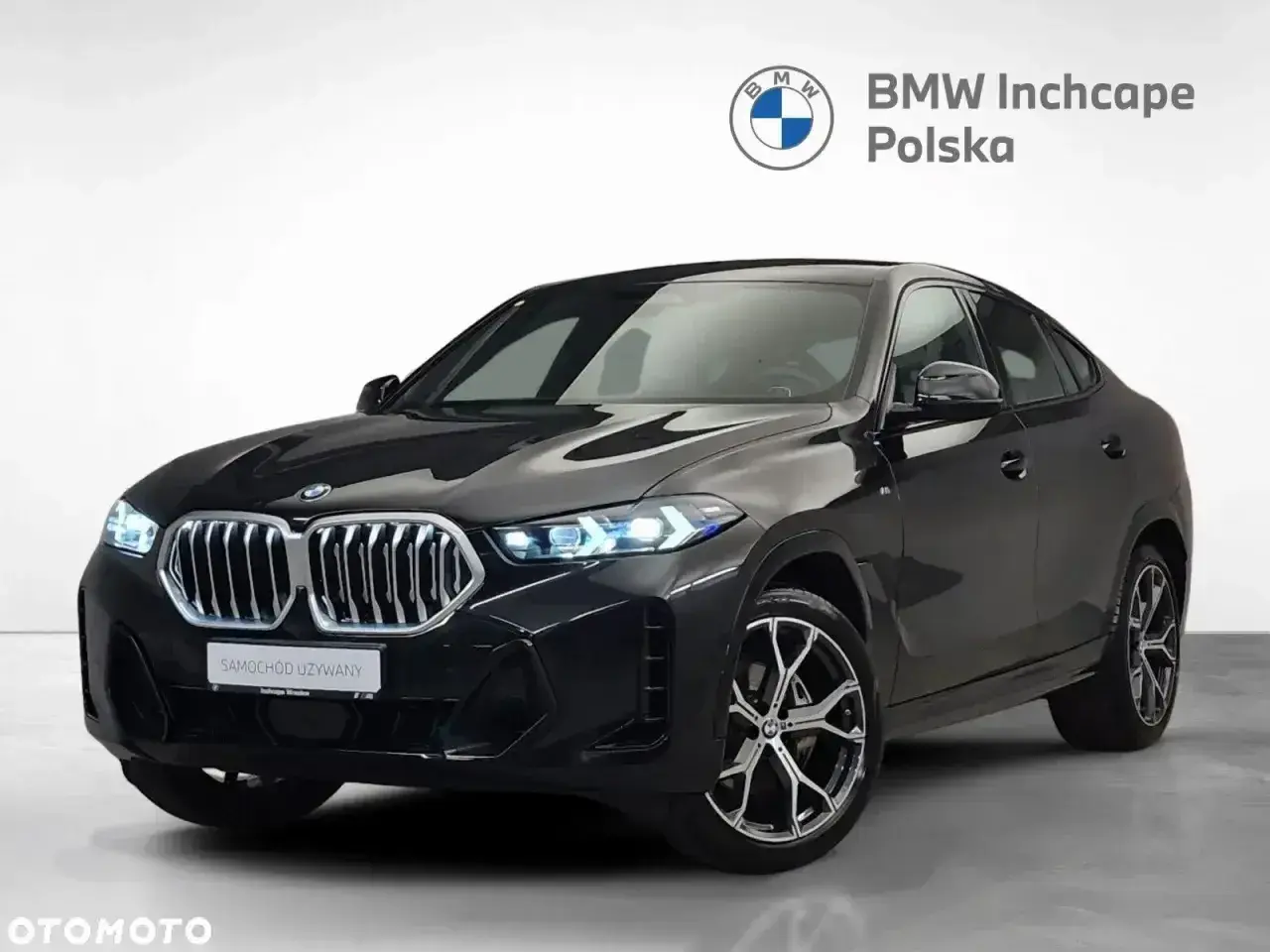 Eleganckie BMW X6 w kolorze czarnym, z charakterystycznym grillem i nowoczesnymi światłami. Sprawdź atrakcyjną bmw x6 cena w BMW Inchcape Polska.