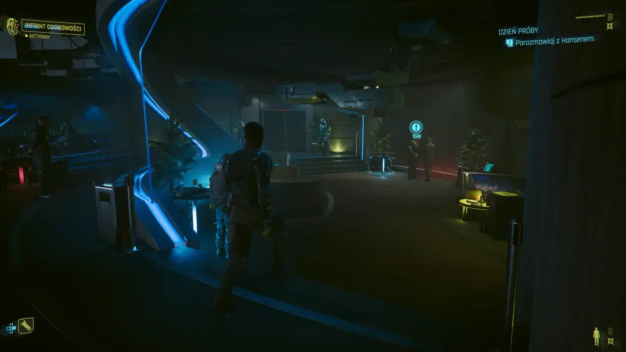 Wnętrze klubu w stylu cyberpunk. Widać neonowe światła, ludzi w futurystycznych strojach i menu "Dzień próby".