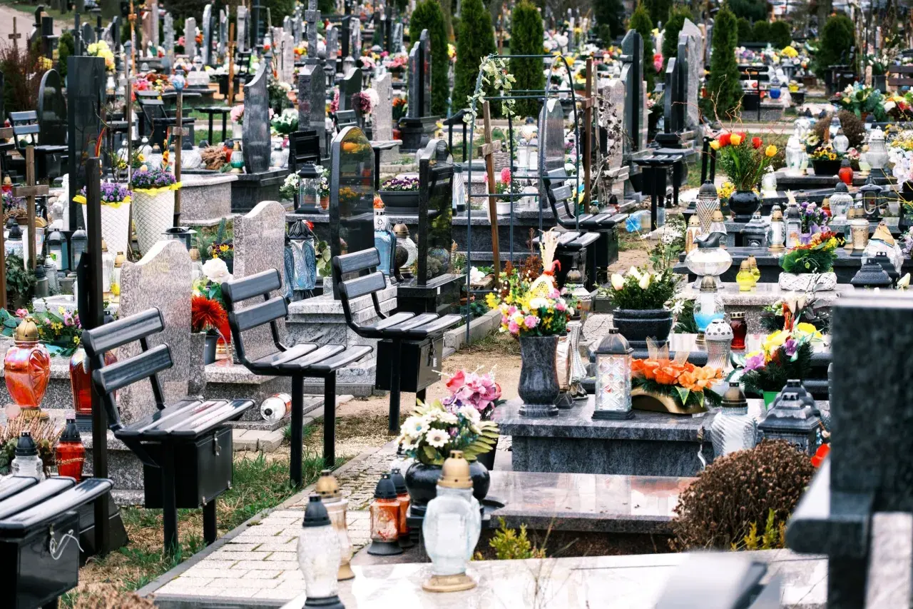 Jak sprzedać miejsce na cmentarzu - poznaj prawne ograniczenia i ryzyka