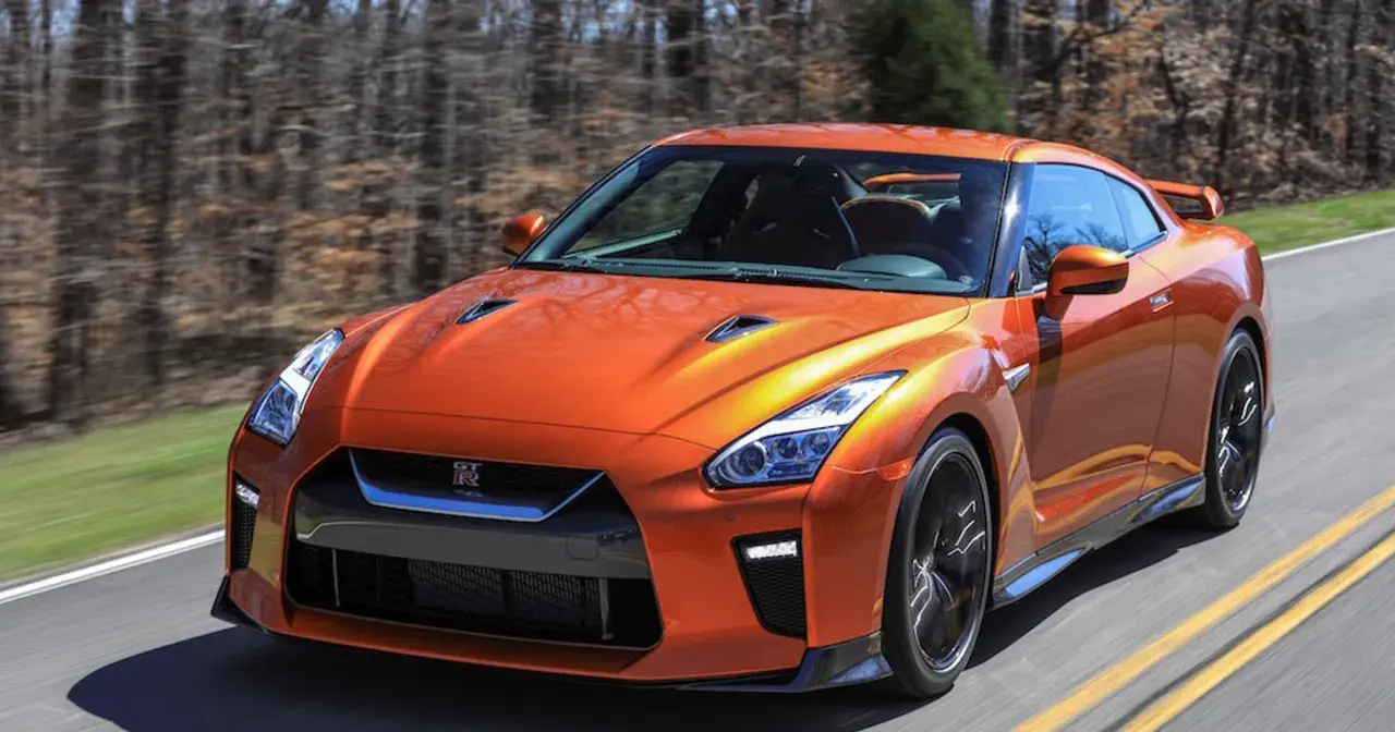 Pomarańczowy Nissan GT-R pędzi po drodze. Sprawdź aktualną nissan gtr cena i poczuj moc!