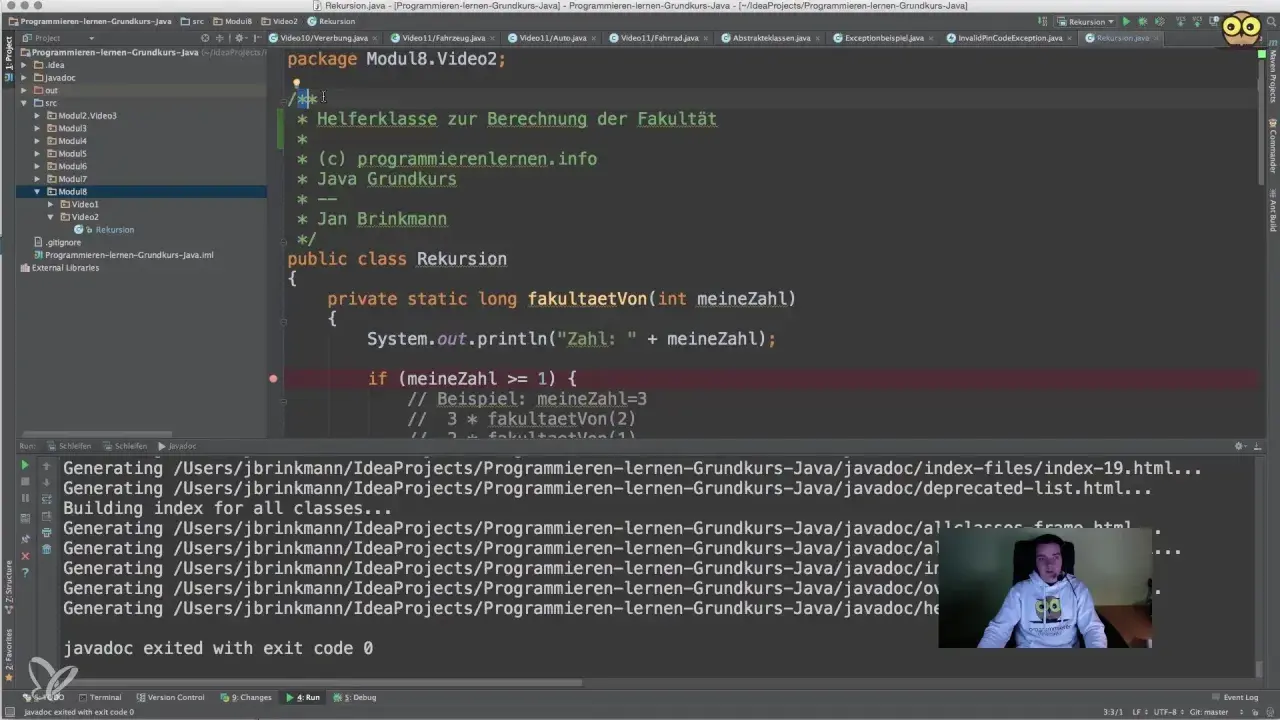 Un développeur écrit du code Java pour une classe de récursion calculant la factorielle. Le code utilise une méthode `static` pour la récursion.