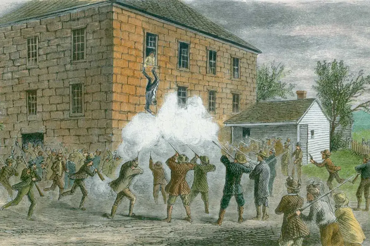 En dramatisk scen där en man faller ur ett fönster medan en folkmassa skjuter. En historisk händelse som involverar mormoner i USA.