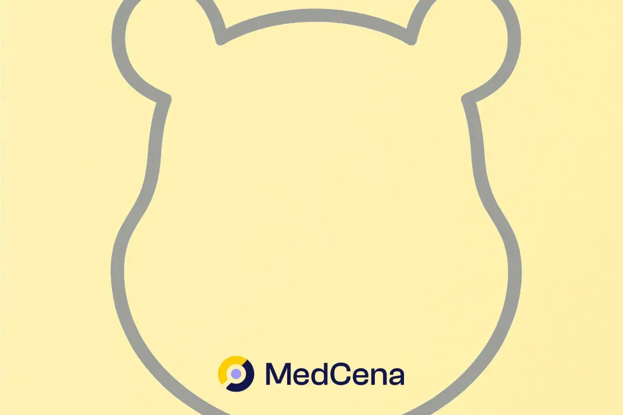 Jasne tło z konturem głowy Kubusia Puchatka. Logo MedCena.