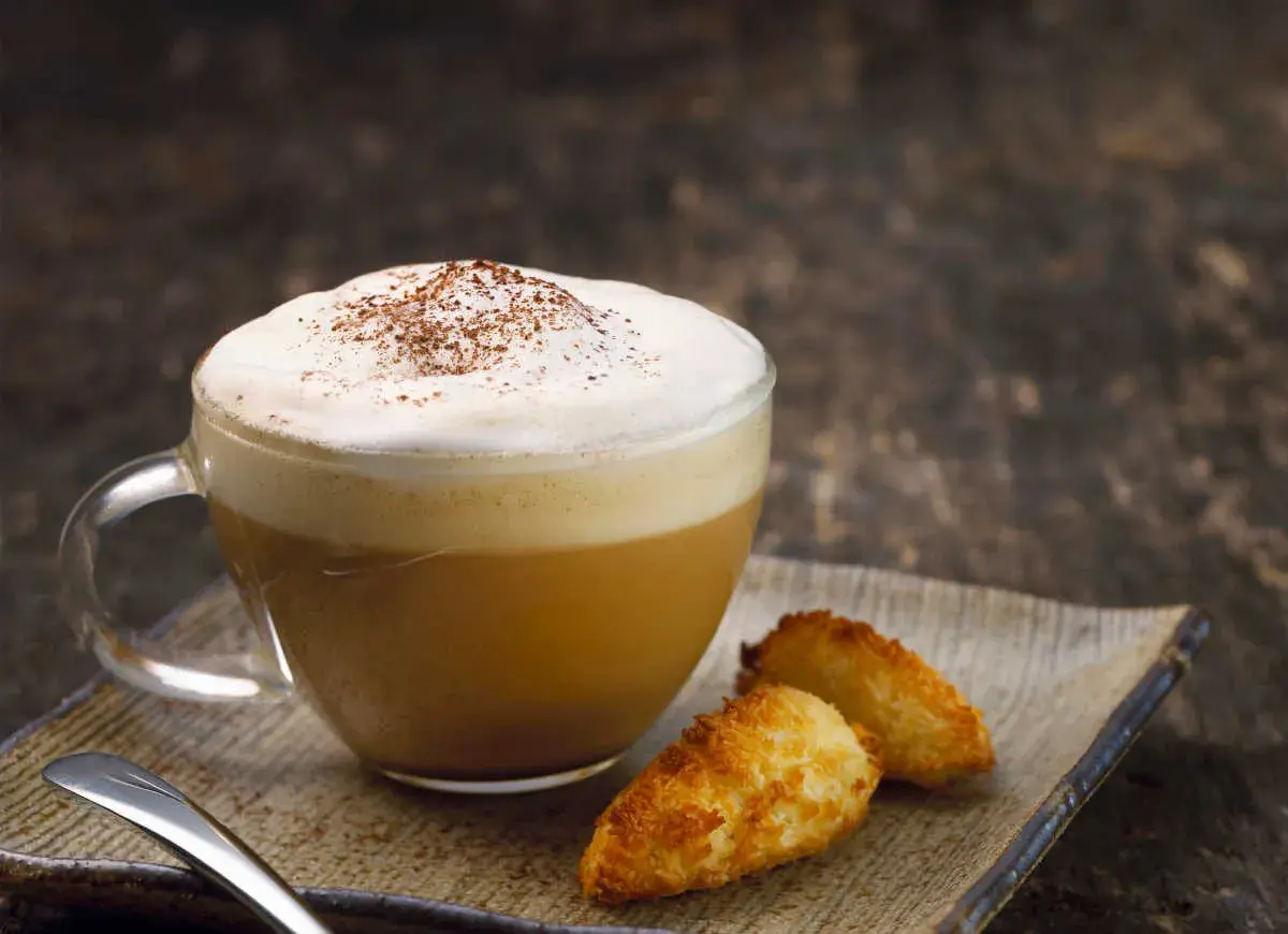 Pyszne cappuccino z pianką, idealne na chwilę relaksu. Dowiedz się, jak zrobić cappuccino bez ekspresu i ciesz się domową kawą.