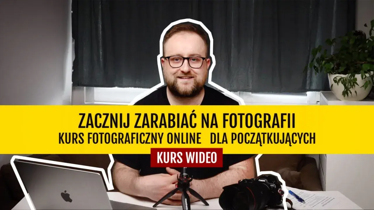 Mężczyzna w okularach zaprasza na kurs fotograficzny online. Może to być pierwszy krok do udziału w międzynarodowych konkursach fotograficznych.