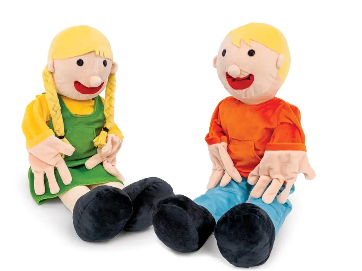 Zwei Stoffpuppen, ein Mädchen und ein Junge, sitzen nebeneinander. Sie sind eine tolle handpuppe als methode für Rollenspiele und zum Erzählen von Geschichten.