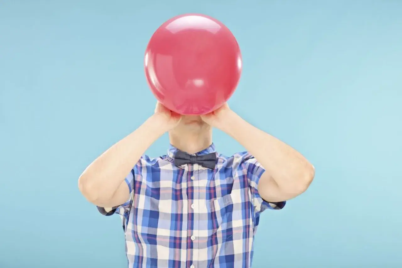 Ćwiczenie oddechu, jak dmuchanie w balon, to świetny sposób na to, jak zwiększyć pojemność płuc.
